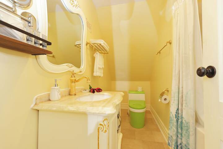 Room 215 of 252