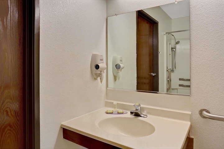Room 27 of 40