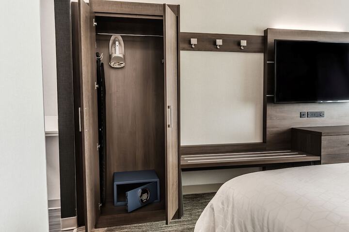 Room 32 of 107
