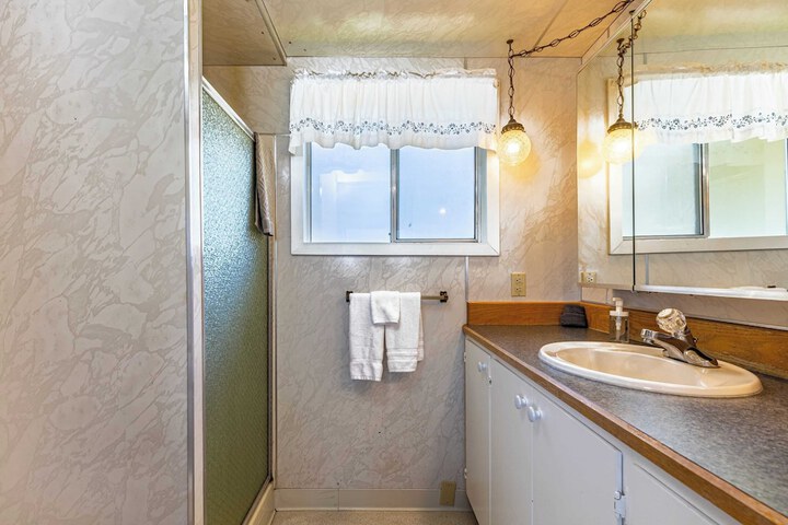 Private Beach Access + Water Views! Sleeps 18 Historic 6bdr Farmhouse w / Deck