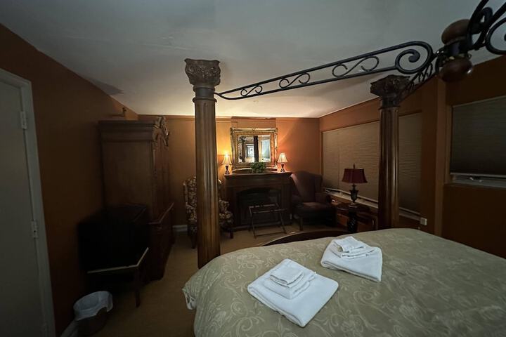 Room 25 of 65