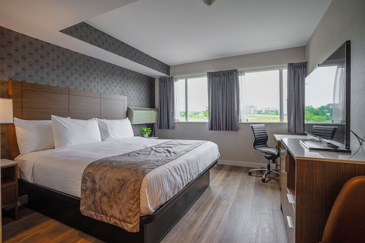 Monte Carlo Inn Oakville Suites