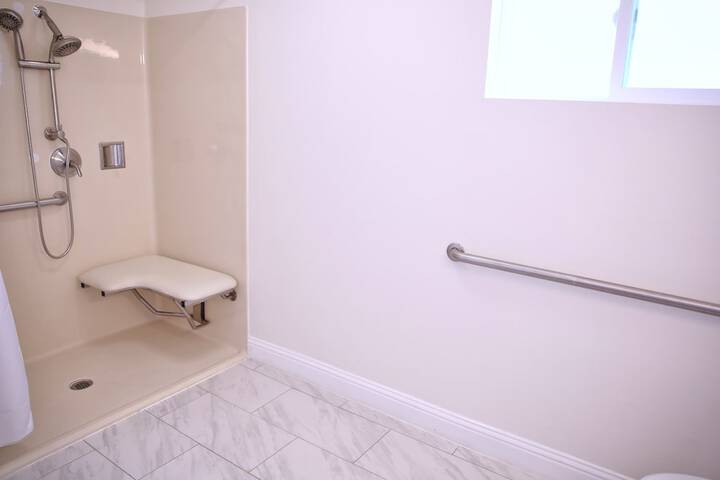 Room 6 of 25
