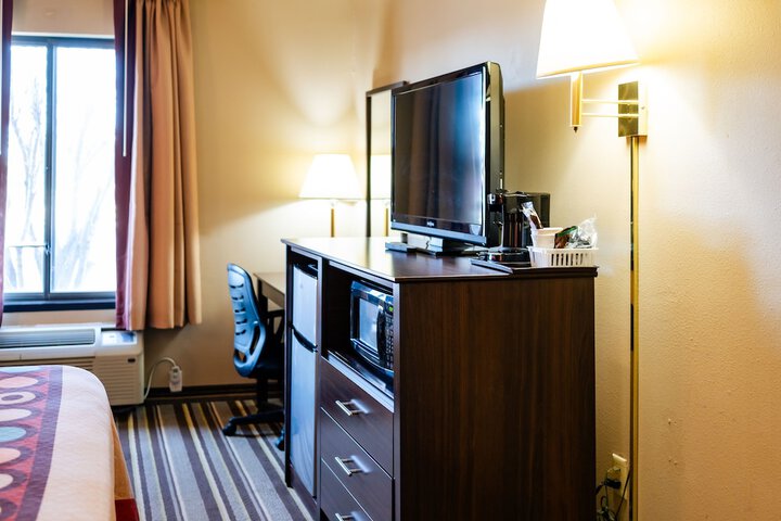 Super 8 by Wyndham Germantown / Milwaukee