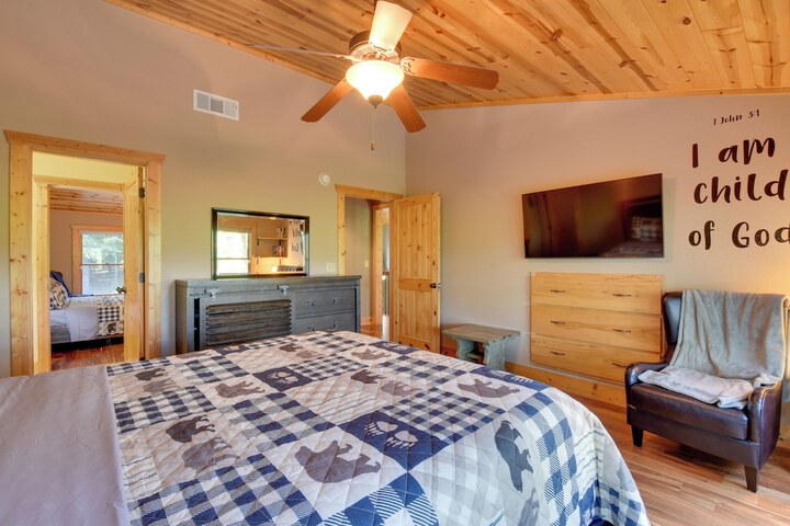 Ellijay Cabin Rental w / Hot Tub + Mountain Views!
