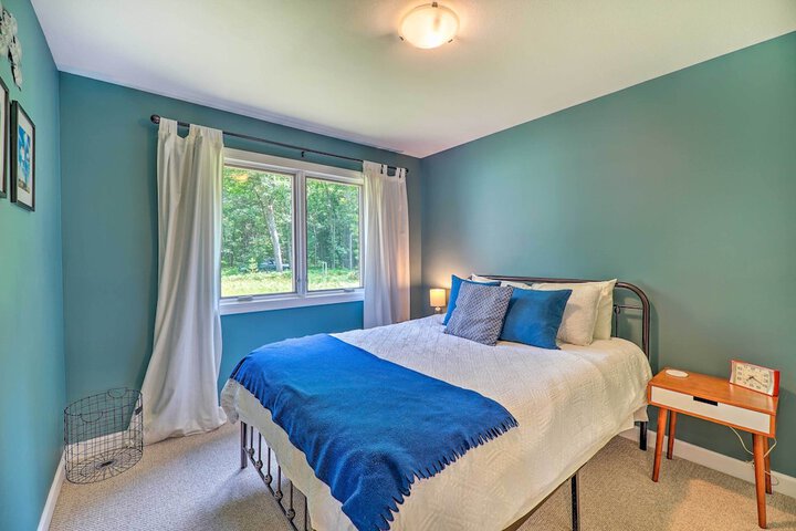 Cozy Whitehall Hideaway w / Hot Tub + Chiminea!