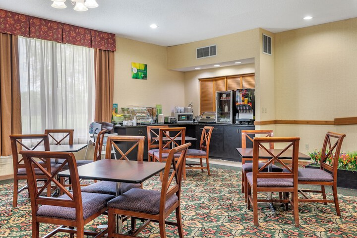 Quality Inn & Suites Near Amish Country