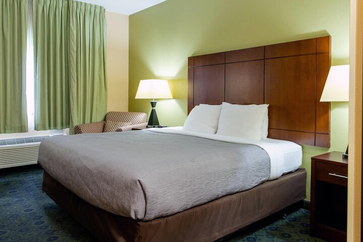 Quality Inn & Suites Bloomington I-55 and I-74