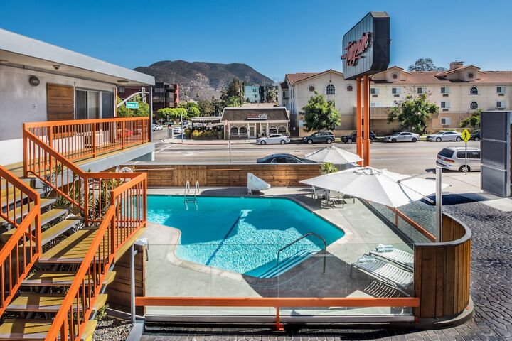 The Tangerine - a Burbank Hotel