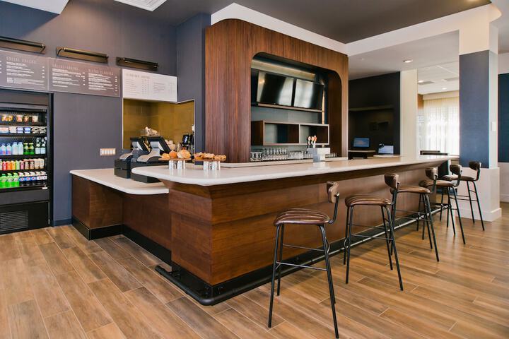 Lounge 41 of 49