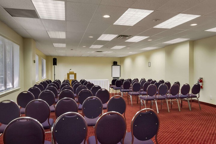 Ramada by Wyndham Belleville Harbourview Conference Centre