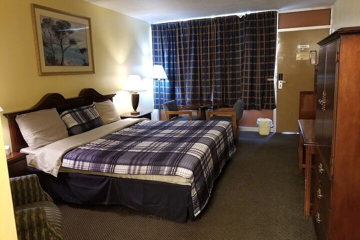 Room 6 of 8