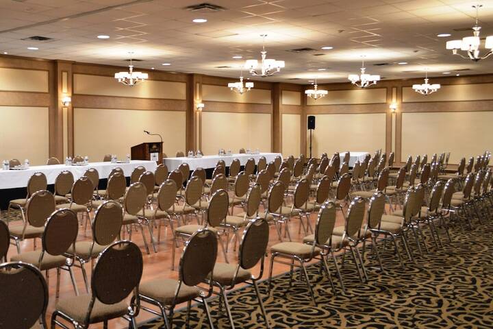Ballroom/Hall 83 of 91