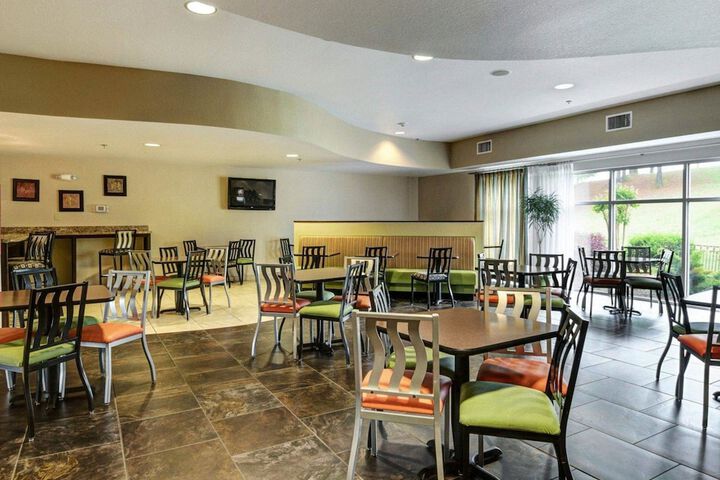 Comfort Suites near Hot Springs Park