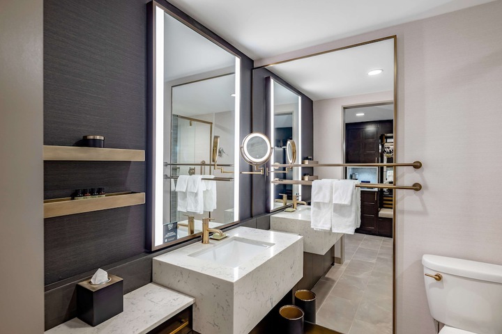 Hotel Fort Des Moines Curio Collection by Hilton