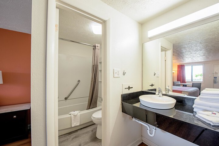 Room 32 of 35