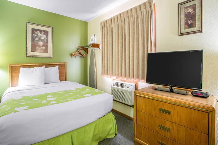 Econo Lodge Inn & Suites