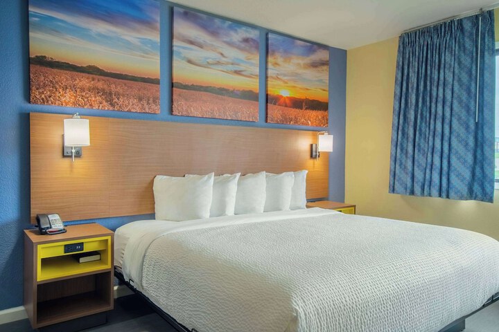 Days Inn & Suites by Wyndham Waterloo