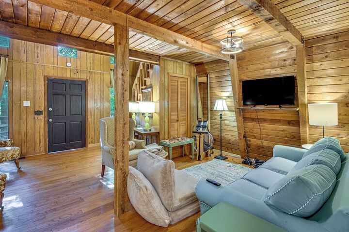 Pet-friendly Lavonia Cabin Walk to Lake Hartwell!