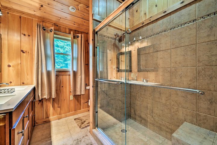Private Chester Home w / Deck Mins to Skiing!