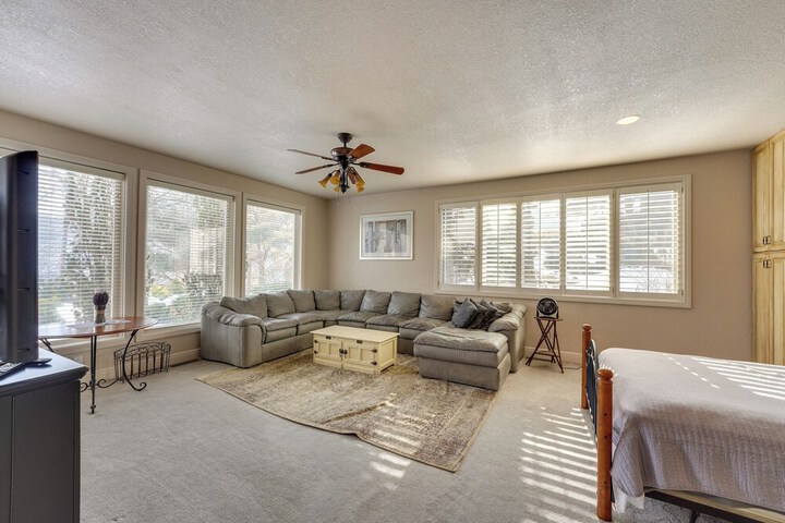 Hot Tub & Snake River Views at Twin Falls Home