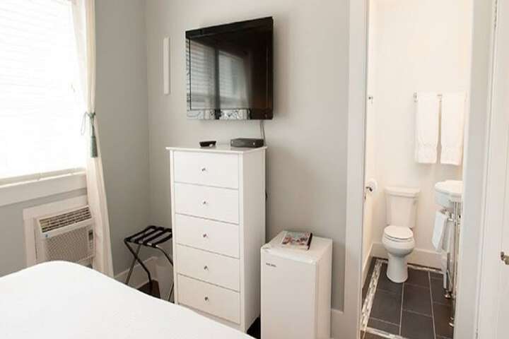 Room 6 of 14