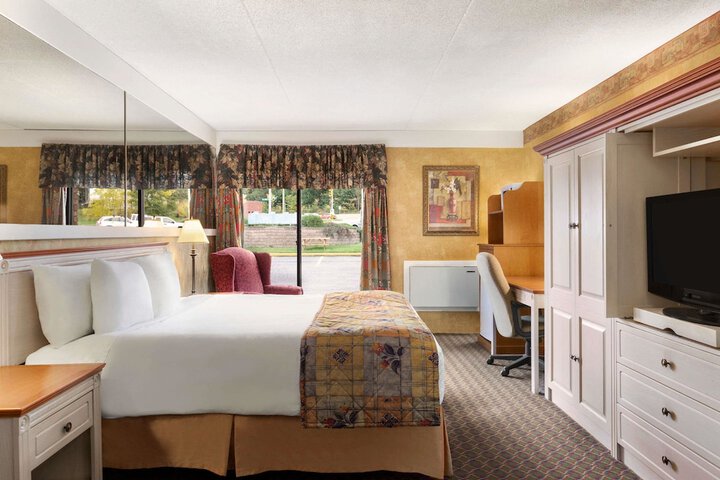 Room 11 of 16