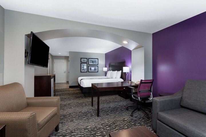 La Quinta Inn & Suites by Wyndham Huntsville Airport Madison