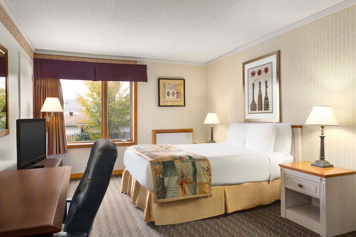 Room 10 of 16