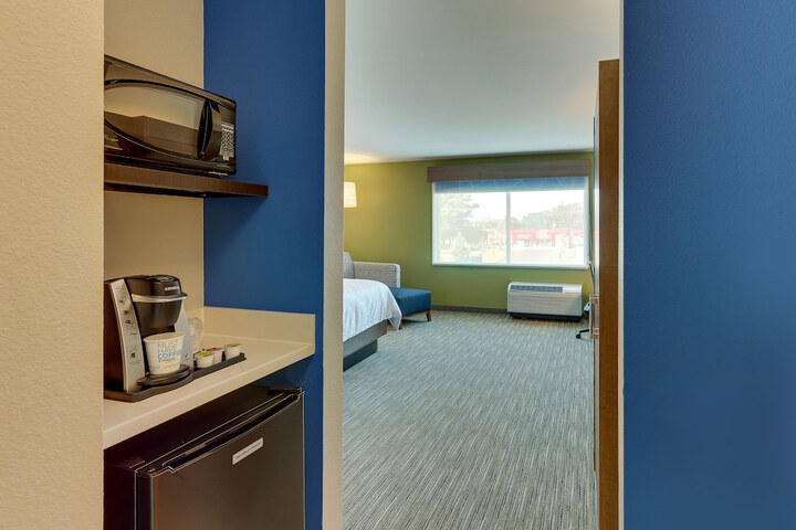 Holiday Inn Express & Suites Roanoke – Civic Center by IHG
