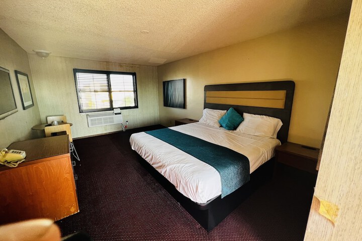 Room 8 of 27