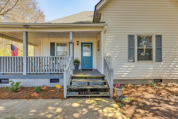 the Farmhouse in Fort Lawn w / Fire Pit & Deck!