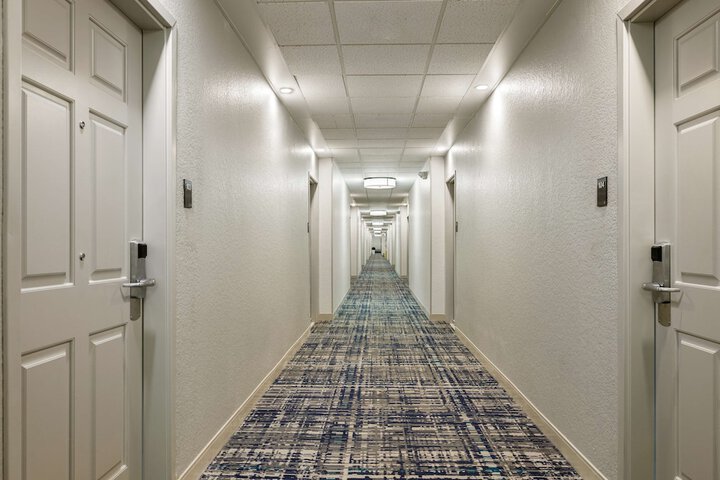 Ballroom/Hall 27 of 33