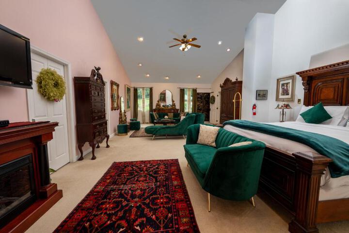 STONE MANOR BED & BREAKFAST INN