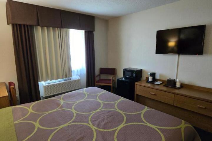 Super 8 by Wyndham Rogers Minnesota