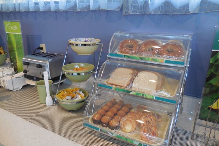 Breakfast/Coffee Service 32 of 44