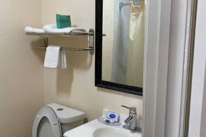 Room 7 of 18