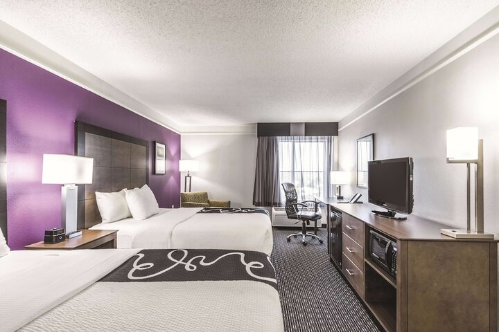 La Quinta Inn & Suites by Wyndham Cincinnati Sharonville