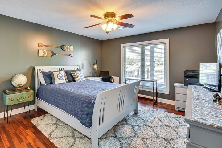 Waterfront Getaway w / Fire Pit + Game Room!