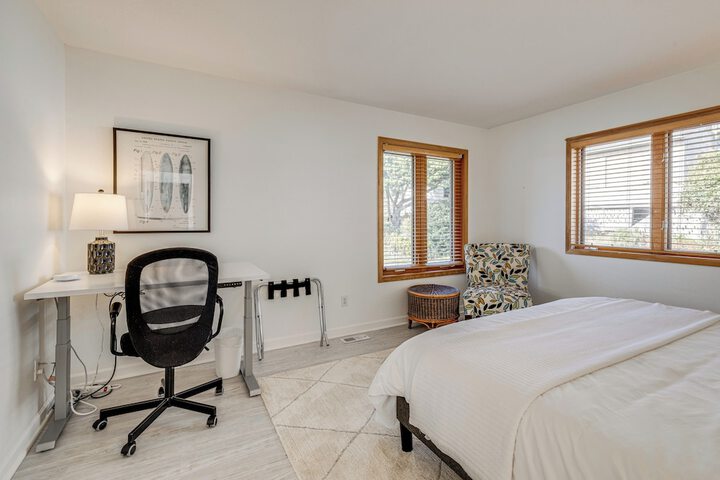 Oceanside Escape w / Stunning Views: Walk to Beach!