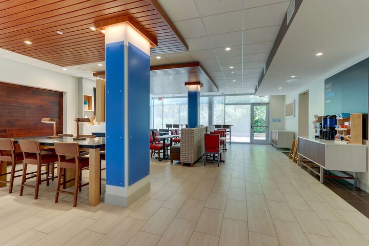 Holiday Inn Express & Suites Roanoke – Civic Center by IHG