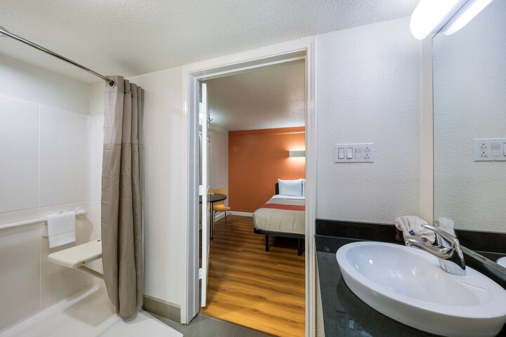 Motel 6 Dallas TX - Farmers Branch