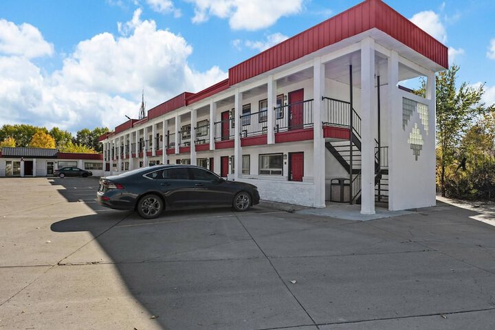 Red Arrow Inn & Suites a Travelodge by Wyndham