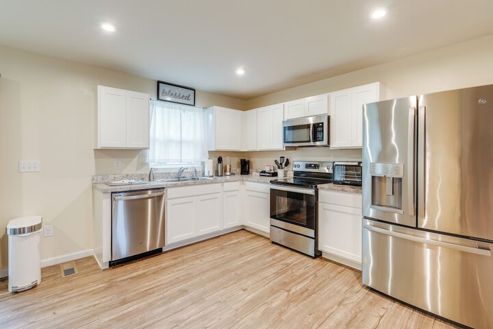 Sunlit Milford Townhome 2 Mi to Riverwalk!