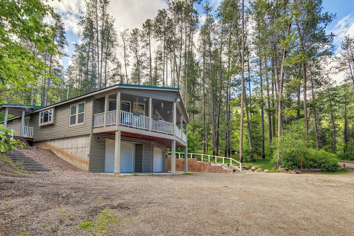 Rustic Escape w / Deck Hot Tub & Mountain Views