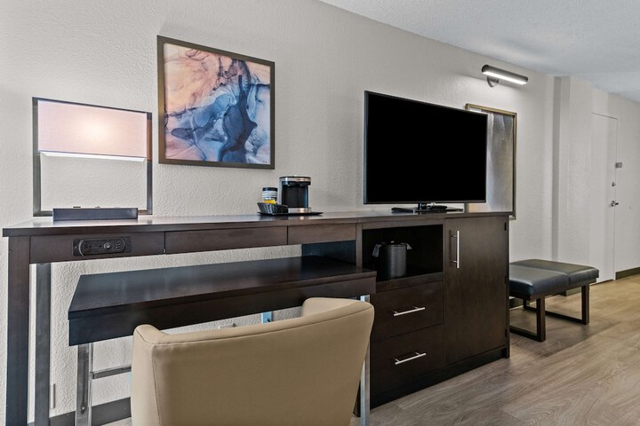 Room 17 of 32
