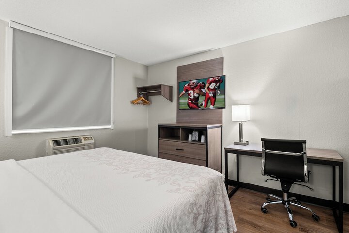 Red Roof Inn PLUS+ Belleville