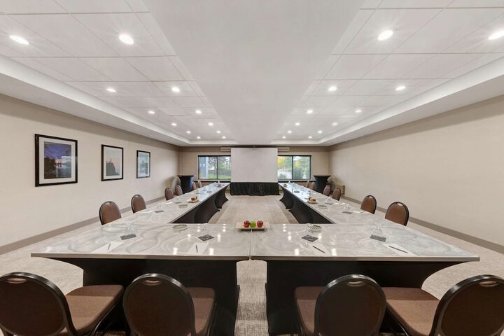 Embassy Suites by Hilton Milwaukee Brookfield