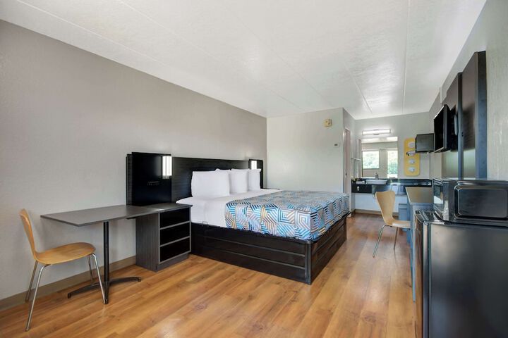 Room 8 of 33
