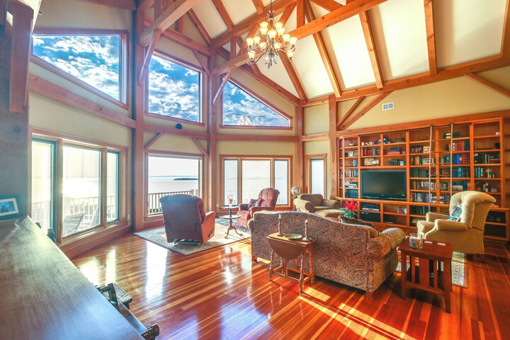 Lake View Champlain Home w / Hot Tub & Sauna!